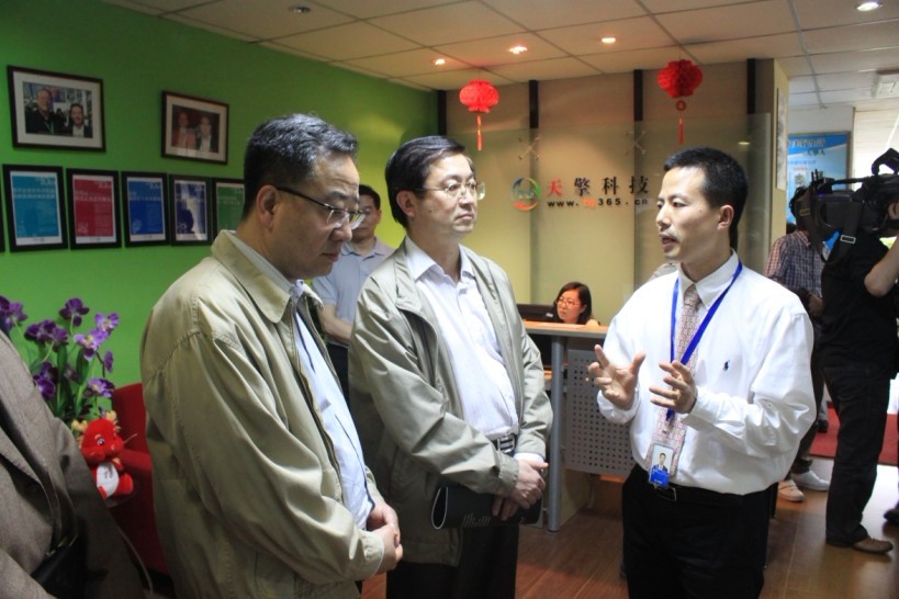 市社會工作黨委書記和普陀區(qū)領(lǐng)導(dǎo)蒞臨上海天擎考察